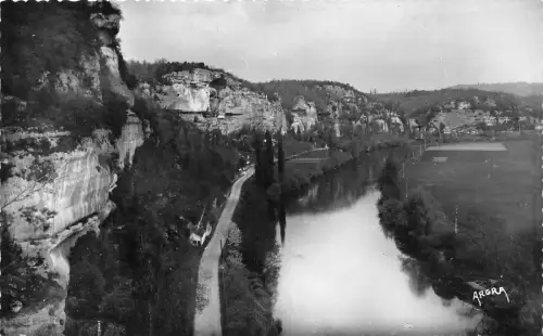 BR18982 Les Eyzies la Vezere au pied de la falaise du grand Roc france