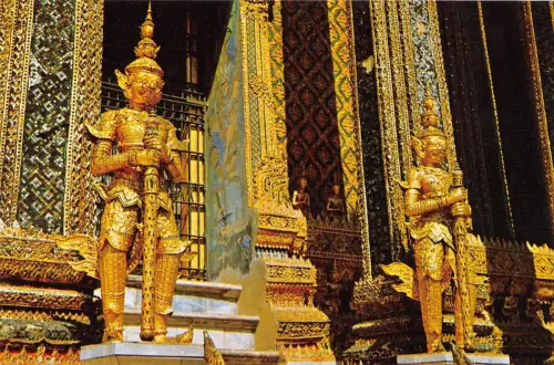 BT12093 Zwei vergoldete geistige Riesen maskierte Götter bewachen die Passage nach Thailand