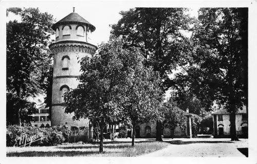 BR28403 Seine port cour Interieure du Chateau de St assise france