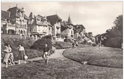 BR5752 Mesnil Val la descente vers la plage france