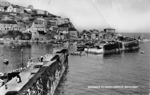 uk7 Einfahrt zum Innenhafen Mevagissey Schiff Echtfoto UK