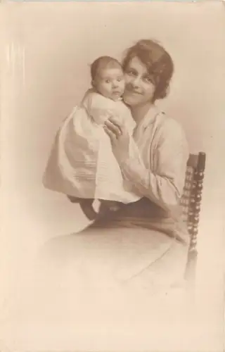 br109375 Dame mit Baby Echtfoto UK Sozialgeschichte