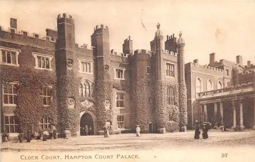 B89253 Uhr Court Hampton Court Palace UK