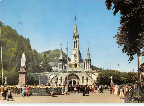 B109596 Frankreich Lourdes La Basilique et la Vierge Courenne Basilika Statue