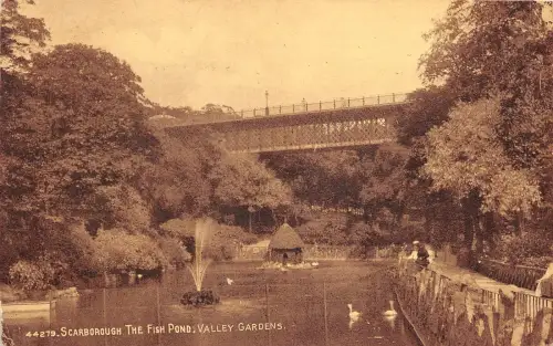 uk40475 First Pond Valley Gardens Scarborough Echtfoto UK
