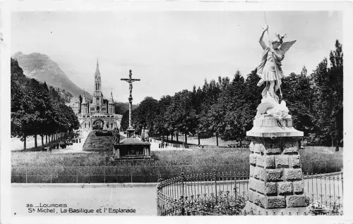 BR7251 St Michel La Basilique et l Esplanade Lourdes Frankreich