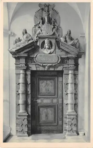 B64687 Staromestska Radnice Maramorovy portal vstupu do mistnosti czech