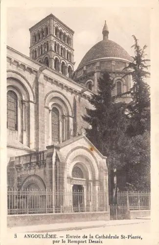 BF4382 angouleme entree de la catehdrale st pierre france