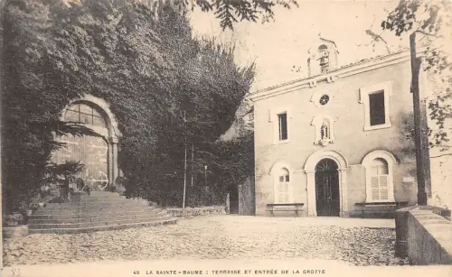 BF4343 la sainte beaume terrasse et entree d ela gr france