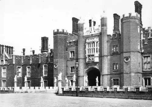 uk5067 hamtpon court palace uk