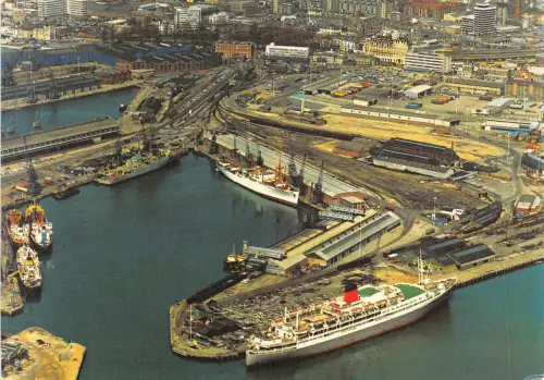 uk50524 southampton docks hampshire uk paquebot liner