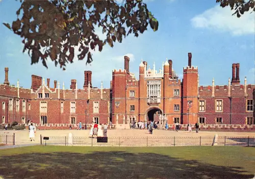 uk5343 hampton court palace great gatehouse and moat uk