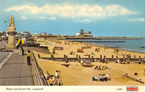 uk8673 beach and south pier loweroft uk