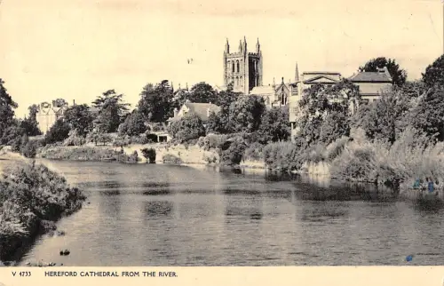 uk131 rhereford cathedral from river uk