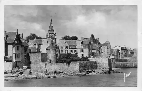 BR17338 Roscoff un coin de la ville vu du port france