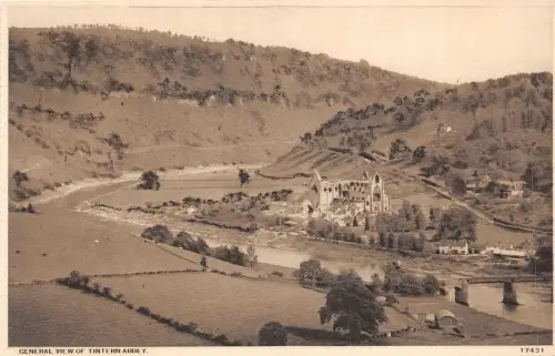 uk48392 Gesamtansicht von Tintern Abbey Echtfoto UK