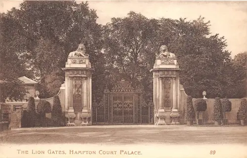 BR58155 lion s gate hampton court palace uk