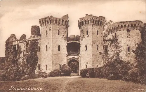 uk3454 raglan castle wales echtfoto uk