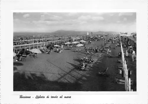 BG3156 riccione sfilata di tende al mare CPSM 15x9,5cm italy