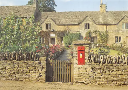 uk49564 village post office cotswolds uk