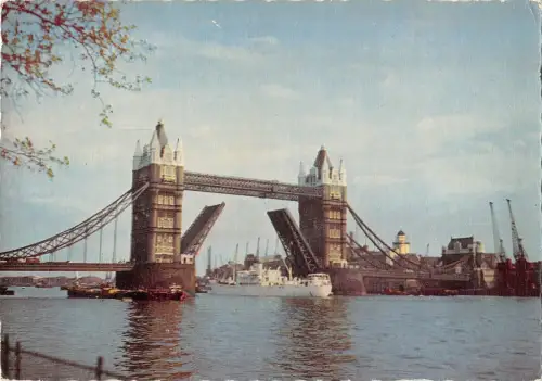 B97298 the tower bridge london ship bateaux uk