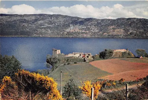 BT18534 urquhart castle and loch ness scotland