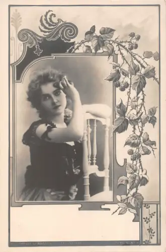 US2806 Frau auf Stuhl Portrait Lady steglitz berlin Jugendstil Schönheit gewagt