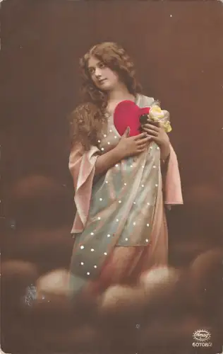 US2877 Teenager Mädchen hält Herz Postkarte Herz Fantasie gewagte Liebe Schönheit