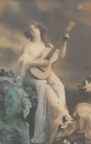 US2773 Frau spielt Gitarre, Musikinstrument Postkarte Schönheit Mode gewagt