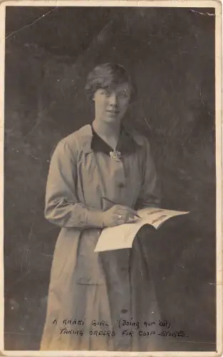 br107712 khaki Mädchen nimmt Bestellungen in Coop-Stores UK London Femisismus Arbeiterin entgegen