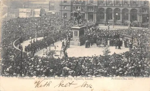 Lot364 UK Leeds Präsentationszeremonie Statue Stadtplatz