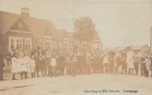 uk50795 erster Tag an neuen Schulen Cambridge Echtfoto UK