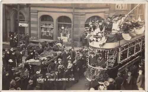 Lot373 UK First Electric car Tram Festive York Yorkshire Tram Echtfoto