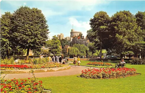 B88127 Das Schloss aus den öffentlichen Gärten Windsor UK 14x9cm