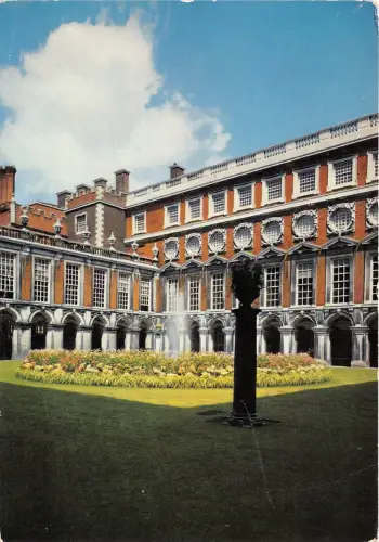 B87153 Hampton Court Palace Middlesex Fountain Court UK
