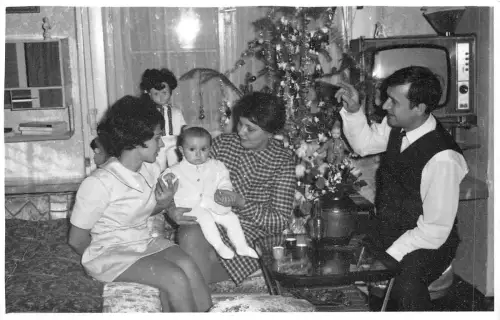 RO696 Familie feiert Weihnachten Echtfoto Sozialgeschichte Rumänien alter Fernseher