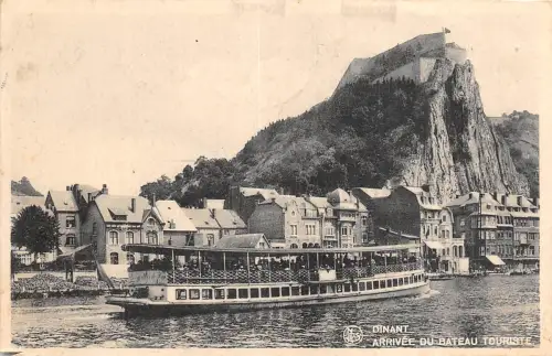 Br35136 Dinant Arivee du bateau touriste belgium