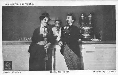 Lot261 Charles Chaplin Schauspieler Film Filmstar am Meer Fotokarte mit rotem Buchstaben