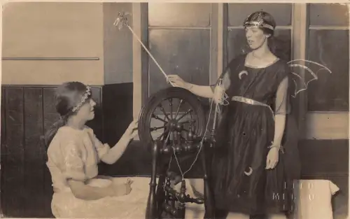 BR98590 Echtfoto Schauspieler Filmstar Leeds Frauen UK Sozialgeschichte