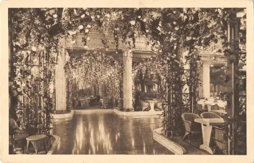 B106909 Frankreich Paris Le Lido des Champs, unter der Blume geschmückt