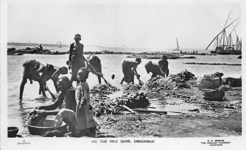 US5374 on the nile bank omdurman kinder echtfoto sudan afrika