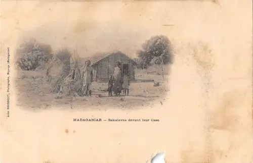 BR56854 madagaskar sakalaves devant leur Case Afrika Madagaskar
