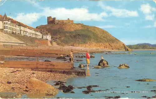 uk7100 west beach and castle criccieth wales uk