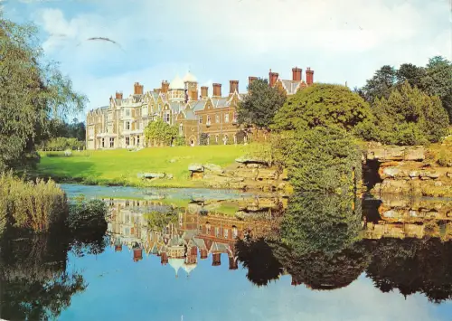 B101917 sandringham house and lake uk
