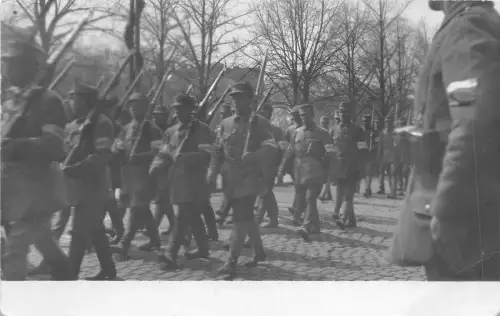 Lot324 Militär Echtfoto Armee Sozialgeschichte Soldaten marschieren Schweden Lovisa