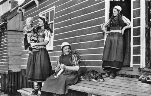 Lot 57 Marken Niederlande Typen Folklore Tracht Echtfoto Frauen Kind Hund