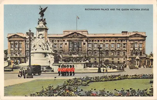 BR77271 Buckingham Palace and the Queen Victoria Statue London UK