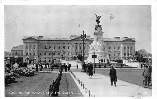 B89187 Buckingham Palace and the Queen Victoria Statue London UK