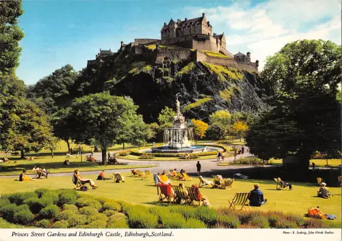uk36129 princess street gardens and edinburgh castle scotland uk lot 5 uk