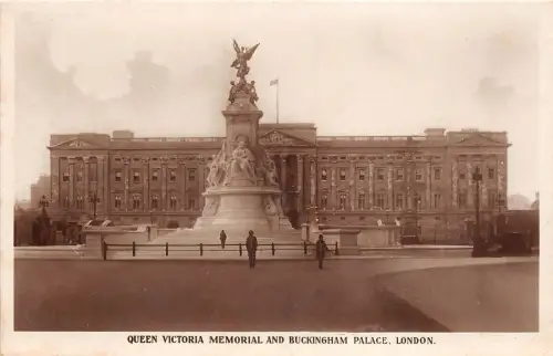 BR57956 Queen Victoria Memorial Car Voiture Buckingham Palace London UK